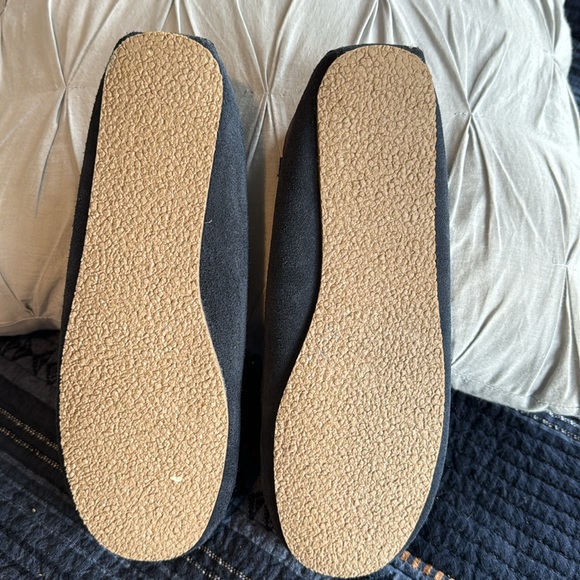 Minnetonka Suede Slippers. Size 8.  Great Condition - Picture 5 of 12